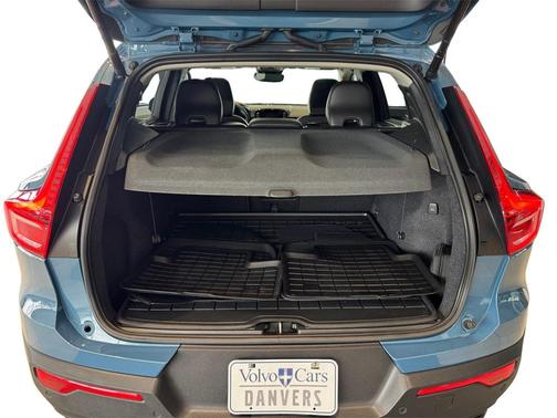 2023 Volvo XC40 B5 Plus Dark Theme