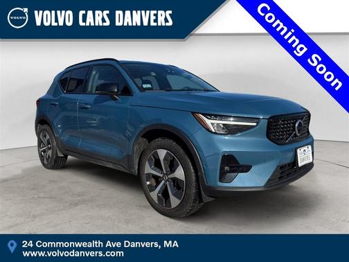 2023 Volvo XC40 B5 Plus Dark Theme