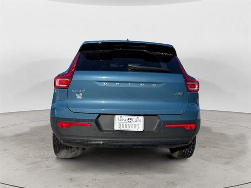 2023 Volvo XC40 B5 Plus Dark Theme