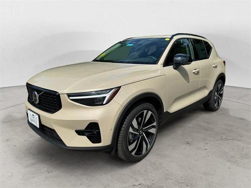 2025 Volvo XC40 B5 Plus Dark Theme