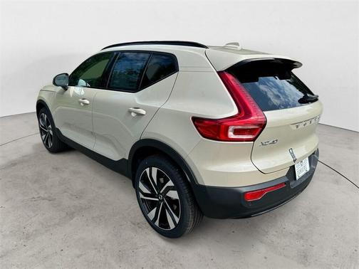 2025 Volvo XC40 B5 Plus Dark Theme