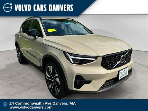 2025 Volvo XC40 B5 Plus Dark Theme