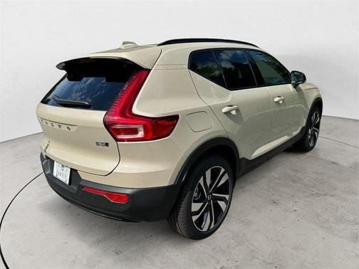 2025 Volvo XC40 B5 Plus Dark Theme