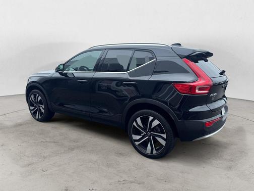 Onyx Black Metallic 2024 Volvo XC40 B5 Plus Bright Theme