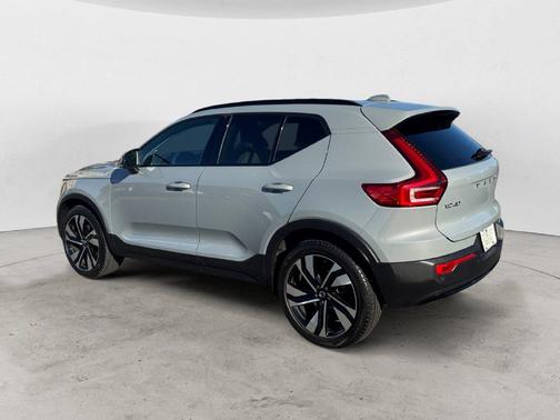 Metallic 2024 Volvo XC40 B5 Ultimate Dark Theme