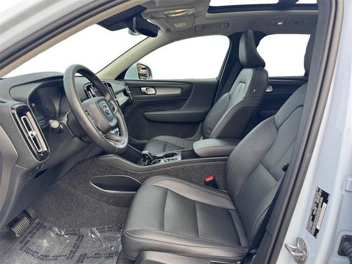 2025 Volvo XC40 B5 Core Bright Theme