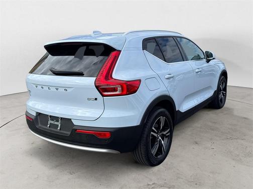 2025 Volvo XC40 B5 Core Bright Theme