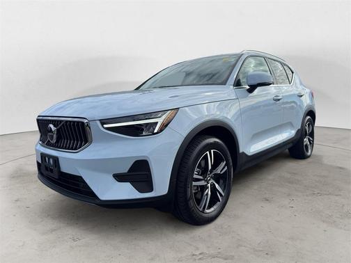 2025 Volvo XC40 B5 Core Bright Theme