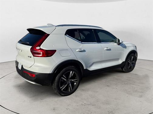 2025 Volvo XC40 B5 Core Bright Theme