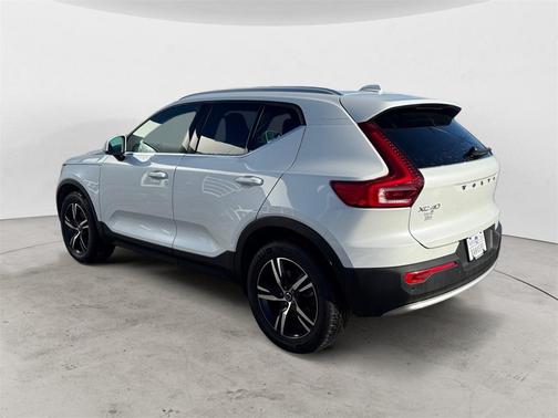 2025 Volvo XC40 B5 Core Bright Theme