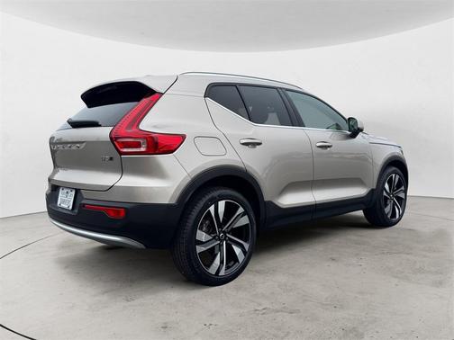 2023 Volvo XC40 B5 Plus Bright Theme