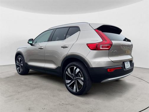 2023 Volvo XC40 B5 Plus Bright Theme