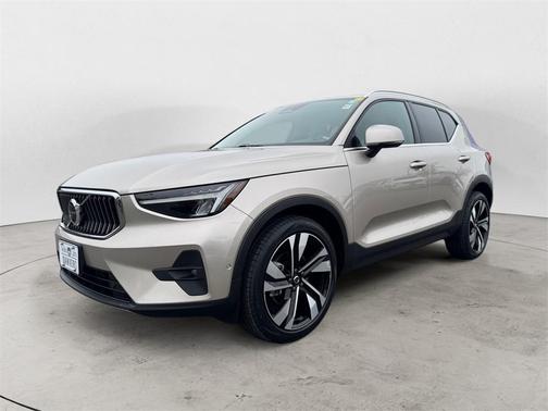 2023 Volvo XC40 B5 Plus Bright Theme