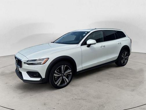 Crystal White Pearl 2025 Volvo V60 Cross Country B5 Plus