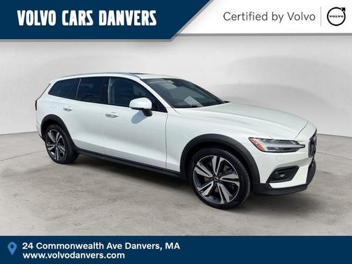 Crystal White Pearl 2025 Volvo V60 Cross Country B5 Plus