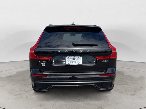 Onyx Black Metallic 2024 Volvo XC60 B5 Plus Dark Theme