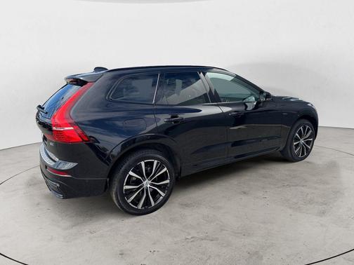 Onyx Black Metallic 2024 Volvo XC60 B5 Plus Dark Theme