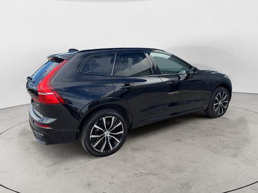 Onyx Black Metallic 2024 Volvo XC60 B5 Plus Dark Theme