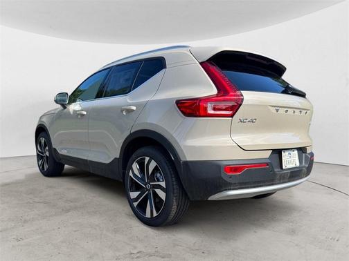 2025 Volvo XC40 B5 Ultra Bright Theme