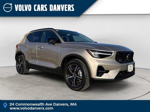 2023 Volvo XC40 B5 Plus Dark Theme