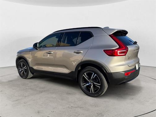 2023 Volvo XC40 B5 Plus Dark Theme