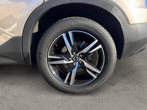 2023 Volvo XC40 B5 Plus Dark Theme