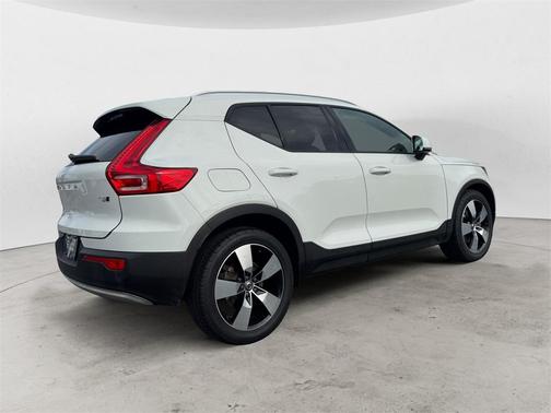 2020 Volvo XC40 T5 Momentum
