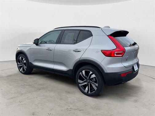 2025 Volvo XC40 B5 Plus Dark Theme