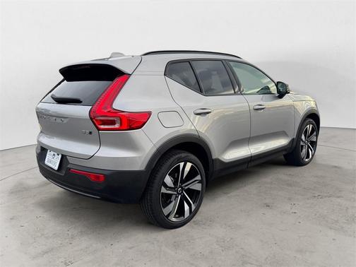 2025 Volvo XC40 B5 Plus Dark Theme
