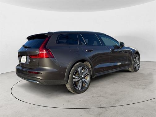 2025 Volvo V60 Cross Country B5 Plus