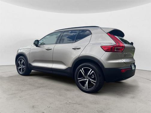 2024 Volvo XC40 B5 Core