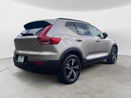 2024 Volvo XC40 B5 Core