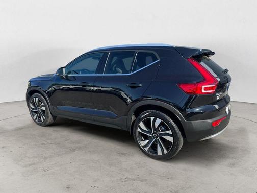 Onyx Black Metallic 2023 Volvo XC40 B5 Plus Bright Theme