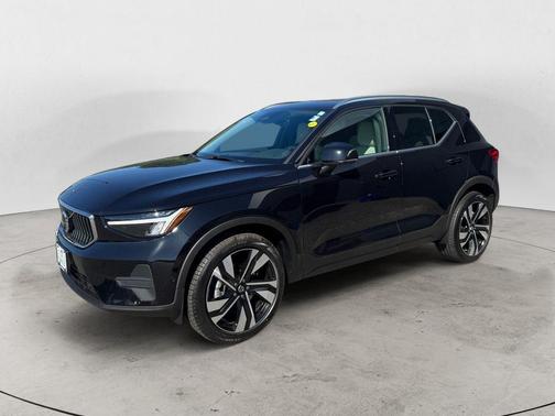 Onyx Black Metallic 2023 Volvo XC40 B5 Plus Bright Theme