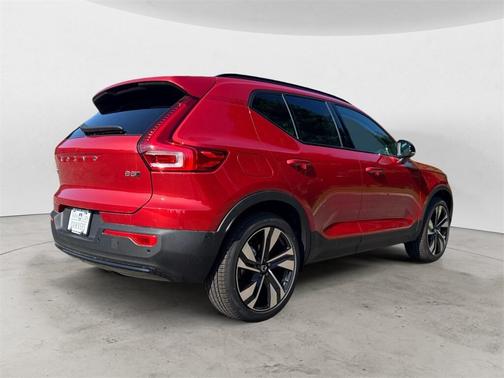 2025 Volvo XC40 B5 Ultra Dark Theme