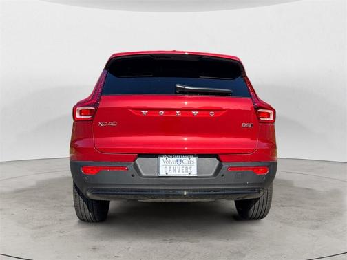 2025 Volvo XC40 B5 Ultra Dark Theme