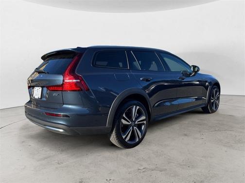 2025 Volvo V60 Cross Country B5 Plus