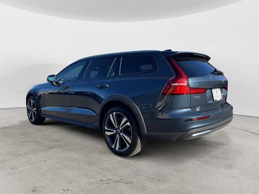 2025 Volvo V60 Cross Country B5 Plus