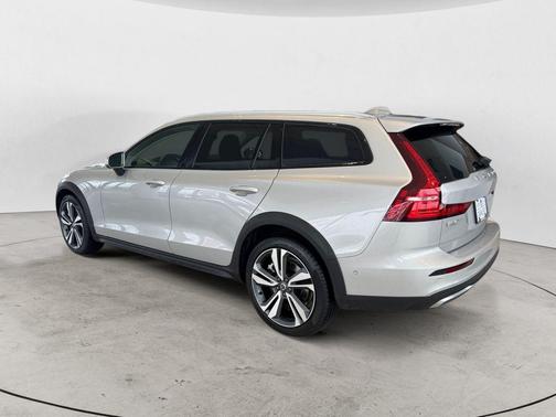 2025 Volvo V60 Cross Country B5 Plus