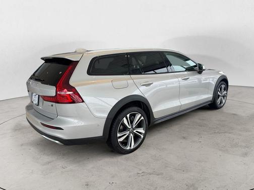 2025 Volvo V60 Cross Country B5 Plus