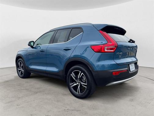 2025 Volvo XC40 B5 Core Bright Theme