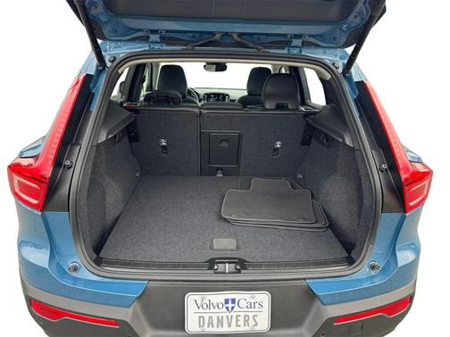 2025 Volvo XC40 B5 Core Bright Theme