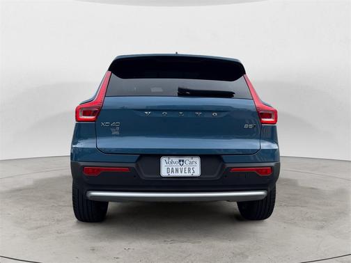 2025 Volvo XC40 B5 Core Bright Theme