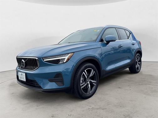 2025 Volvo XC40 B5 Core Bright Theme