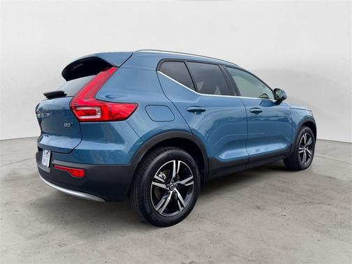 2025 Volvo XC40 B5 Core Bright Theme