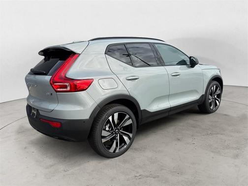 2026 Volvo XC40 B5 Plus