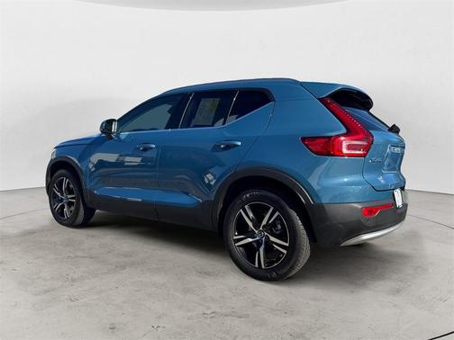 2025 Volvo XC40 B5 Core Bright Theme