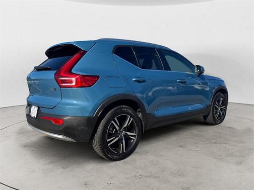 2025 Volvo XC40 B5 Core Bright Theme