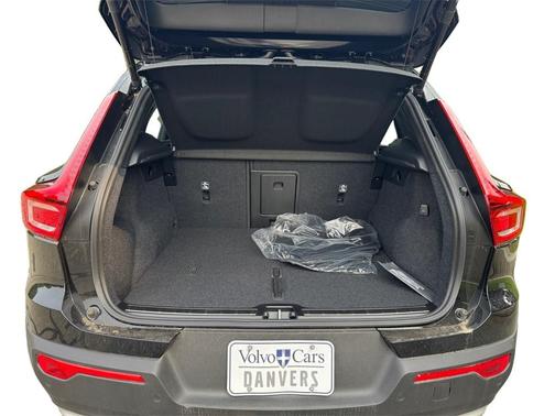 2025 Volvo XC40 B5 Ultra Bright Theme
