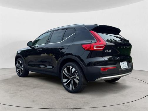 2025 Volvo XC40 B5 Ultra Bright Theme
